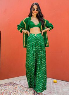 Emerald Bandhani Set The Little Black Bow - Fabilicious Fashion Boho Indian Outfits Wedding, Indian Street Wear For Women, Resort Wear Indian, Floral Indo Western Outfits, Indian Streetwear Fashion, Indian Vintage Outfits, Indian Pants Outfit, Modern Traditional Outfits, Diwali Outfit Indian For Teens