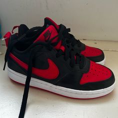 Never Worn Size 3.5y 35.5 Euro Fits A Womens 5.5/6 Nike Red Dunks, Black And Red Nike Shoes, Red And Black Nike Shoes, Nike Dunk Outfit Woman, Red And Black Jordans, Red Nikes, Nike Dunk Outfit, Shoes Nike Dunks, Dunks Outfit Woman