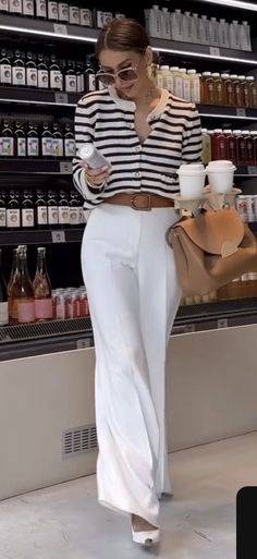 White Pants Classy Outfit, Work Outfits Women Summer 2024, Party Brunch Outfit, Work Dinner Outfit, Cute Casual Work Outfits, Work Event Outfit, Dinner Outfit Ideas, Event Outfit Ideas