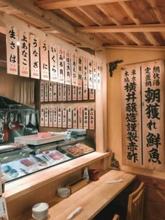 Traditional Sushi Restaurant, Old Japanese Restaurant, Japan Sushi Restaurant, Sushi Bar Design Ideas, Sushi Restaurant Aesthetic, Sushi Restaurant Design, Traditional Japanese Restaurant