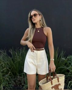 Quiet Luxury Style Summer, Cream Tailored Shorts Outfit, Simple Elegant Summer Outfit, Elegant Beach Outfits Women, Classy Outfits Shorts, Easy Chic Summer Outfits, Classy Outfits With Shorts, Classy Chic Aesthetic Outfit, Chic Summer Outfits 2020