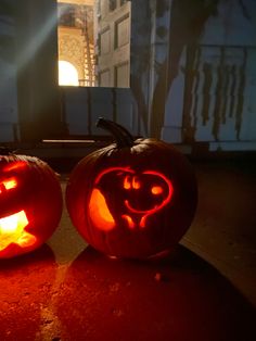 Pumpkin carved with snoopy design Pumpkin Carving Inspo Cute, Pumpkins To Carve, Charlie Brown Carved Pumpkin, Vintage Pumpkin Carving Ideas, Pinterest Pumpkin Carving Ideas, Halloween Pumpkin Carving Ideas Easy, Fish Jack O Lantern, Pumpkin Carving Ideas With Boyfriend, Snoopy And Woodstock Pumpkin Carving