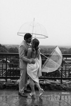 Bride and groom kiss on an overlook under some clear umbrellas during a thunderstorm Rainy Day Wedding Photos, Clear Umbrella Photography, Outfit Ideas For Photoshoot, Rainy Elopement, Umbrella Photoshoot, Rain Shoot, Wedding Portraits Poses