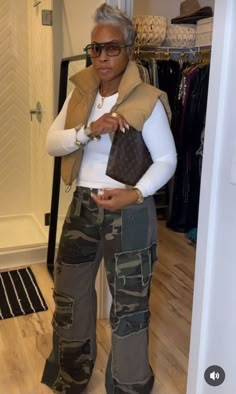 Weekend Chill Outfit, Spring Outfits Black Women 2024, White Shirt And Jeans Outfit, Fashion Black Women, Chic Clothing Style, Camo Fashion, Cute Swag Outfits