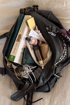 Inside Bag Aesthetic, What's In My Purse, Inside My Bag, Purse Essentials, Handbag Essentials, What In My Bag, Inside Bag, Jane Birkin, Bags Aesthetic