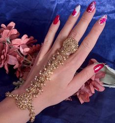 Stunning antique gold base with gold stones.  Adjustable rings to fit any size, perfect for a more luxurious look  Single piece.  Ready to ship! Hand Harness, Pakistani Style, Hand Accessories, Ring Hand, Jewellery Gift, Look Plus, Fashion Jewellery, Chain Link Bracelet, Gift For Women