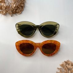 Do you want to prepare for summer and create a fashion WOW moment at your next garden party? Then our oversized statement glasses are the perfect choice for you! With its timeless yet striking design, you are guaranteed to attract attention and leave a lasting impression. Three reasons why you'll love our oversized cat-eye glasses: 🕶️ Classic and timeless design: Our glasses are anything but boring. The oversized design with large lenses and eye-catching frame creates a look that stands out from the crowd. ☀️ Excellent UV protection: Our glasses not only offer style, but also protection from harmful UV rays. The glasses offer excellent UV protection (UV400). 🚀 Free & fast shipping in Germany: We are a small start-up and do our best to process and ship your order as quickly as possible. D Vintage Cat Eye Sunglasses With Uva Protection For Summer, Summer Cat Eye Sunglasses With Gradient Lenses, Retro Cat Eye Sunglasses With Tinted Lenses For Vacation, Vintage Cat Eye Sunglasses For Summer Beach, Retro Glass Cat Eye Sunglasses For The Beach, Retro Glass Cat Eye Sunglasses For Beach, Vintage Plastic Cat Eye Sunglasses For Summer, Vintage Glass Cat Eye Sunglasses For Summer, Orange Cat Eye Sunglasses For Summer