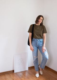 Minimalist Casual Outfits Women, Midsize Inspiration, Minimalist Casual Outfit, Comfy Jeans Outfit, Cute College Outfits, Flare Jeans Outfit, Outfits Mom, Birkenstock Outfit, Casual Day Outfits