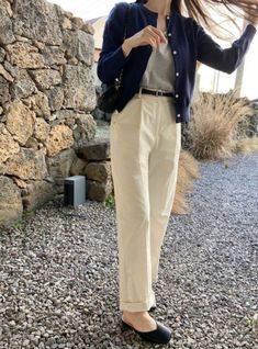 Modern French Outfit, Loose Pants Work Outfit, Casual Tailored Style Women, Korean Work Outfit, Korean Business Casual, Aesthetic Korean Fashion, Ivory Outfit, Ootd Korean Style, Female Office