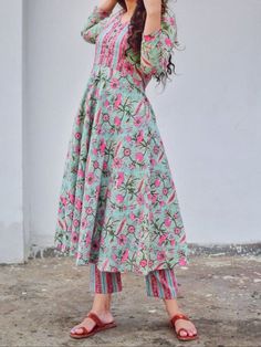 Floral Kurtis, Gathered Anarkali, Anarkali Kurta Set, Indian Kurti Designs, Simple Kurta Designs, Designer Kurti Patterns, Simple Kurti Designs, Casual Indian Fashion, Long Kurti Designs