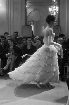 The Presentation Of The 1957 Spring Summer Collection By Christian Dior Pictures and Photos - Getty Images Christian Dior 50s, Dior Vintage Dress, Dior Wedding Dresses, The Beauty Of A Woman, Glamour Vintage