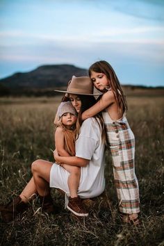 Country Photoshoot, Family Photography Outfits, Photoshoot Outfit Ideas, Mommy And Me Photo Shoot, Toddler Photoshoot