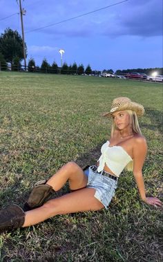 Overall Shorts Outfit Country, Fits With Cowgirl Boots, Cowboy Summer Outfits For Women, Jean Country Concert Outfit, Boots And Hearts Outfits, Cowgirl Pose Reference, Country Summer Fits, Country Outfits Shorts, Modern Country Outfits