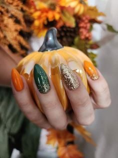 Fall Almond Nails, Fall Gel Nails, Green Nail, Almond Nails Designs, Makijaż Smokey Eye, Cute Gel Nails, Thanksgiving Nails, Fall Nail Art