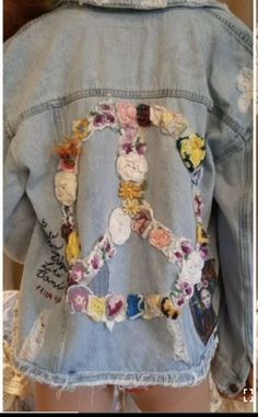 Boho Jeans Diy, Embellished Jacket Diy, Upcycle Denim Jacket, Denim Diy Clothes, Upcycled Denim Jacket, Diy Denim Jacket, Denim Crafts Diy, Shabby Chic Clothes, Embellished Clothing