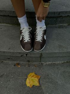 Shoe Aesthetic Pictures, Nikes Aesthetic, Brown Sneakers Outfit, Brown Nike Shoes, Sneaker Wishlist, Brown Shoes Outfit, Cortez Nike, Nike Aesthetic, Balayage Caramel