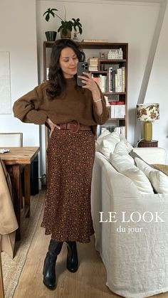 Discover stylish fall maxi skirt outfits, perfect for autumn. Learn how to layer, accessorize, and create cozy looks for all occasions. Summer To Fall Work Outfits, Autumn Romantic Outfits, Fall Color Fashion, Midi Skirt Winter Outfit, Midi Skirt Outfit Fall, Fall Maxi Skirt Outfits, Fall Maxi Skirt, Skirt Outfit Fall, Fall Maxi