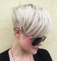 Silver Blonde Layered Pixie Undercut Pixie Undercut, Easy Short Haircuts, Choppy Pixie Cut, Edgy Pixie Cuts, Blonde Layers, Edgy Pixie, Silver Blonde, Haircut Styles, Short Pixie Haircuts