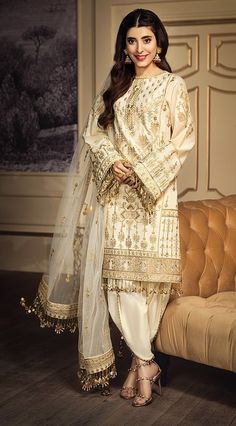 Latest Pakistani Dresses, Designer Salwar Kameez, Pakistani Dresses Online, Pakistani Designer Suits, Pakistani Fashion Casual, Miroslava Duma, Lawn Dress, Kendall Jenner Outfits, Lawn Suits