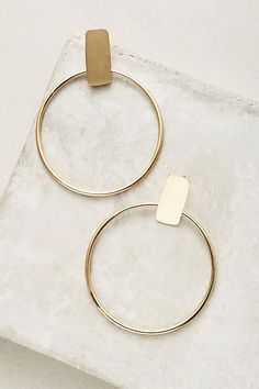 Must Have Fashion Essentials for Moms Jewelry Boutique, Jewelry Photography, Diy Schmuck, Gold Hoop, Minimalist Earrings, Gold Hoop Earrings, Accessories Jewelry, Minimalist Jewelry