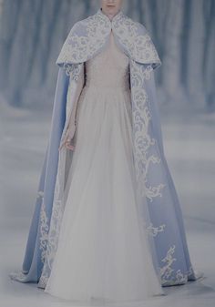 Paolo Sebastian Autumn/Winter Couture Collection 2016 Gaun Abad Pertengahan, Cape Wedding, Lace Cape, Embroidery Wedding, Bridal Bolero, Wedding Cape, Fantasy Dresses, Medieval Dress