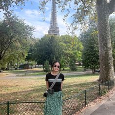 5 Ways On How To Dress Like A Local In Los Angeles Paris Travel Fashion, Skirts Winter, Paris Clothing, What Not To Wear, Paris Travel Tips, Winter Travel Outfit