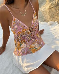 Skirts Beach Outfits, Pink Summer Skirt, Summer Fits Inspo Beach, Girly Picnic Outfits, Girly Outfits For Summer, Staple Fashion Pieces, Boho Beach Outfit Ideas, Soft Earthy Aesthetic Outfit, Italian Summer Party Outfit