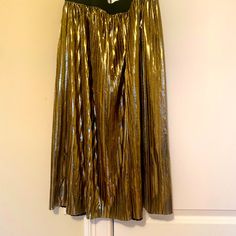 Forever21 Trendy Pleated Maxi Skirt For Party, Trendy Pleated Party Maxi Skirt, Party Season Midi Skirt With Lined Detail, Gold Midi Skirt For Night Out, Gold Midi Skirt For Party, Party Season Lined Midi Skirt, Glamorous Flowy Midi Skirt, Forever 21 Spring Party Skirt, Forever 21 Lined Skirt For Night Out