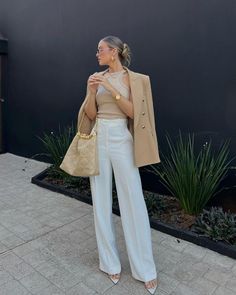 Guarda-Roupa de Luxo Chic Discreto: Renove seu Estilo Minimalist Outfits Women Street Styles, Rich Elegant Outfit, Elegant Looks Outfits, Elegant Look Classy, Rich Looking Outfits, Look Elegante Casual, Outfit Chic Elegant, Sundays Best Outfits, Outfits With White Pants