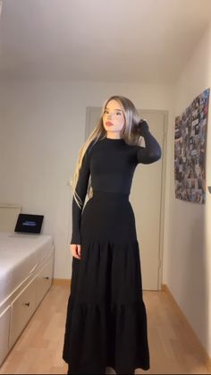 Bohemian Modest Outfits, Hijab Maxi Skirt Outfit, Black Flowy Maxi Skirt Outfit, Laura Lutiq Outfits, All Black Modest Outfit, Modest Dresses Black, Modest Black Outfit, Flowy Black Skirt Outfit, Modest Long Skirt Outfits