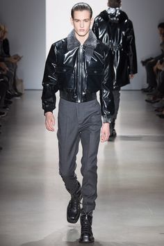 Calvin Klein Collection Fall 2015 Menswear - Collection - Gallery - Style.com Cyberpunk Fashion, Fresh Outfits, Couture Outfits, Menswear Fashion Show, Leather Wear, Vogue Russia, Menswear Fashion, Cool Jackets