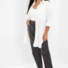 Made With 100% Organically Grown Cotton. Organic Cotton Is Better For People And The Environment Because It's Grown Without The Use Of Harmful Synthetic Pesticides And Fertilizers. This Weekend Tunic Shirt Is Perfect As An All Season Look. Pair It With Jeans For Fall. W/ A Mini Skirt For Spring. I’d Even Those Use This A Coverup For My Bathing Suit In The Summer At The Beach. Hamptons Or Monaco Look. Old Money Style. Soft Woven Button Up Shirt. Long Sleeves. Point Collar. Button Front. Curved He Denim Shirt With Jeans, Lace Blouse Long Sleeve, Silky Blouse, Spring Skirts, Boho Tunics, Gap Denim, Long Tunic, Flowy Tops, Tunic Shirt