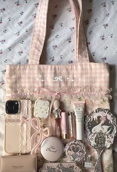 What's In My Bag Aesthetic, Girly Purse, Summer Bag Essentials, Everyday Bag Essentials, School Bag Essentials, Inside My Bag, Soft Pink Theme, Handbag Essentials, Bag Aesthetic