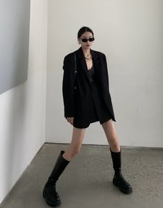 Casual Night Outfit, How To Choose Sunglasses, Street Style Black, Style Black Dress, Black Dress Long, Korean Street Style, Chanel Skirt, Korean Outfit Street Styles, Green Beach