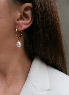 Modern gold hoop earrings with baroque freshwater pearl charms Charms can be taken off - for more minimalistic look you can wear just hoop earrings too Total lenght: 4,5 cm = 1.8" Hoop diameter: 2,2 cm = 0.9" Made from tarnish resistant material - PVD gold plated stainless steel (the metal is swetaproof/waterproof so you can wear it everyday without worries, the gold colour remains) Baroque freshwater pearls You will recieve your earrings nicely packed in our brand box - ready to be gifted or to Modern Everyday Earrings With Pearl Charm, Modern Pearl Charm Earrings For Everyday, Brass Jewelry With Pearl Charm For Weddings, Handmade Minimalist Baroque Pearl Jewelry, Brass Dangle Jewelry With Pearl Charm, Everyday Teardrop Pearl Charm Jewelry, Modern Everyday Pearl Drop Jewelry, Everyday Huggie Jewelry With Pearl Charm, Modern 14k Gold Filled Jewelry For Wedding