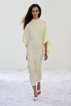 16Arlington Spring 2025 Ready-to-Wear
https://www.vogue.com/fashion-shows/spring-2025-ready-to-wear/16arlington/slideshow/collection#16 London Fashion Week Runway, Fashion Week Runway, Evening Gowns Formal, Mid Length Dresses, Simple Image, Spring Collection, Modest Outfits, London Fashion Week