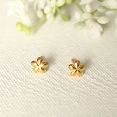 Plain Gold Studs Earrings Indian, Tops Earings Design Gold, Small Studs Earrings Gold India, Gold Ear Studs Unique, Studs Earrings Gold India, Gold Earrings Studs Simple, Flower Studs Earrings, Studs Earrings Gold, Denim Hacks