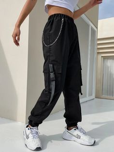 Cargo Pants With Chain, Chain Pants, Black Cargo Pants, Tomboy Style Outfits, Style Noir, Tomboy Fashion, Cargo Pants Women