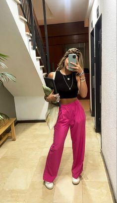 Cute Comfy Work Outfits Summer, Gen Z Spring Outfits, Gno Outfit Summer Night, Florida Work Outfits Women, Pink Slacks Outfit, Outfits Fucsia, Outfits Verano 2023, Outfit Fucsia, Basic Everyday Outfits