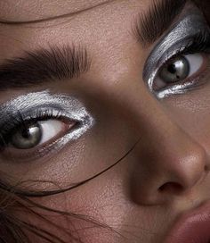 Editorial Silver Makeup, Smokey Eye Silver Glitter, Silver Avant Garde Makeup, Ysl Makeup Looks, Metallic Silver Makeup, Silver Chrome Makeup, Futuristic Eye Makeup, Silver Alien Makeup, Silver Graphic Liner