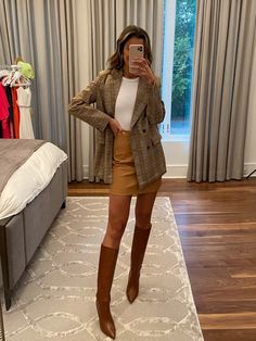 Short Tan Skirt Outfit, Short Brown Skirt Outfit, Brown Skirt Outfit, La Travel, Nude Skirt, Tan Skirt