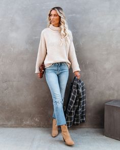 Ivory Turtleneck, Turtleneck Outfits, Sweater And Jeans Outfit, Beige Knit Sweater, Fall Photo Shoot Outfits, Engagement Picture Outfits, Winter Inspo, Front Tuck