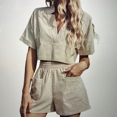 Casual Khaki 2 Piece Short Set, Loose Fit With Front Pockets. New With Tags, No Trades. Short Shirt Coord Set, Two Piece Shorts Set Button Down, Pola Blus, Minimal Stil, Pant Suits For Women, Linen Fashion, Pantsuits For Women, Crop Top And Shorts, Shorts Casual