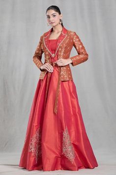 Buy Orange Jacket Banarasi Silk Embroidered Geometric Woven Layered Lehenga Set For Women by Samyukta Singhania Online at Aza Fashions. Latest Indo Western Outfits For Women, Lehenga Designs Latest, Layered Lehenga, Raw Silk Embroidery, Long Jacket Dresses, Legs Mehndi, Jacket Lehenga, Gown With Jacket, Jacket Dresses