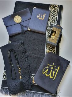 Mum Black Kaaba Gift Set | Eid Hajj Ramadan Set| Islamic Gift | Personalized Gift | Luxury Father's | Wedding Nikaah Couples Gift | Quran Sets *Quran Book..Velvet Embroidered Allah letter on it *Size Of Quran  (20×15cm) 612 pages. *Pearl Tashih.(Colour shade can be vary) *Cotton -Chenille Weaved Prayer Rug. Size: 69×120cm. *Silky Fabric  Surah Yasin Dua Book and Book case.( colours can be vary depends on our stock..if we dont have black we can put navy) *Gold pvc tashbih box. *Satin Handmade lac Quran Decoration, Kado Nikahan, Fathers Gifts, Surah Yasin, Mekka Islam, Studera Motivation, Desain Quilling, Quran Book, Gift Luxury