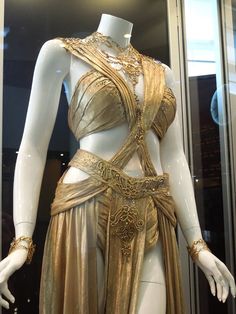 A shot of Deja Thoris' wedding gown. Gaun Abad Pertengahan, Dejah Thoris, Fantasy Dresses, Medieval Dress, Fantasy Costumes, Movie Costumes, Fantasy Dress, Zac Posen, Fantasy Clothing