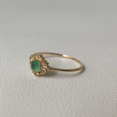 Simple Unique Engagement Rings Vintage Classy, Minimalist Engagement Ring Vintage, Vintage Green Ring, Retro Engagement Rings, Retro Rings, Gem Rings, Victorian Engagement Rings, Dainty Engagement Rings