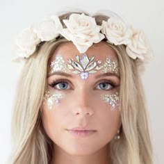 look de fête avec accessoire de cheveux et make-up brillant, idée de maquillage artistique avec gel pailleté Glitter Carnaval, Festival Glitter