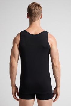 Tank top with round neckline in stretch Superior cotton. Simple and comfortable tank top. Black Scoop Neck Elastane Tank Top, Black Seamless Crew Neck Tank Top, Elastane Scoop Neck Gym Tops, Black Elastane Tank Top, Scoop Neck Elastane Tops For Gym, Black Racerback Elastane Tank Top, Seamless Stretch Crew Neck Tank Top, Black Elastane Racerback Tank Top, Black Elastane Camisole Tank Top