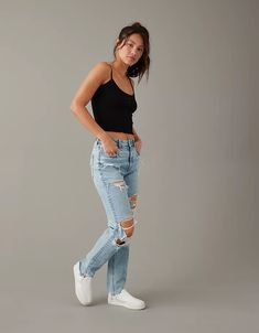 AE Strigid Ripped Mom Jean Cute Jeans Cargo, Moms Jeans Outfit Ideas, Ripped Jeans Outfit Women, Aerie Jeans, Ripped Jeans Outfits, American Eagle Jeans Outfit, Nike Hoodie Outfit, Moms Jeans, American Eagle Jeans Ripped